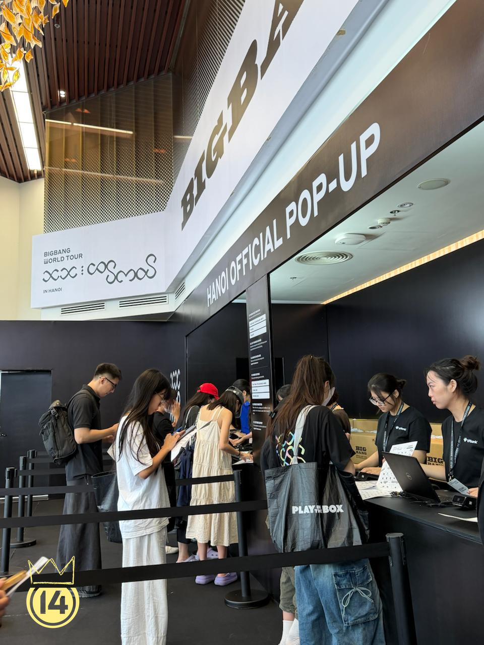 B&ecirc;n trong pop-up store BIGBANG hot nhất l&uacute;c n&agrave;y tại H&agrave; Nội: V.I.P xếp h&agrave;ng d&agrave;i cả c&acirc;y số, lightstick 20 năm lung linh cỡ n&agrave;y- Ảnh 11.