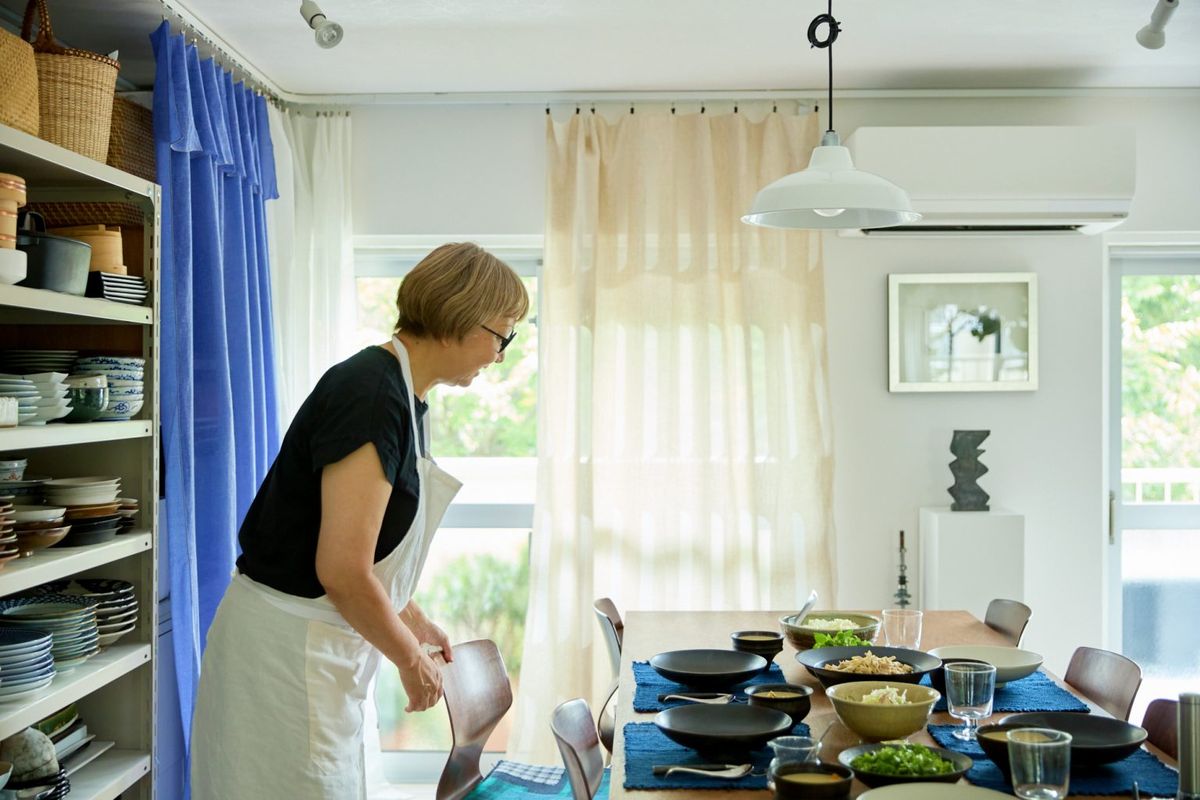 Nghỉ hưu mới nhận ra dọn nhà không cần chăm chỉ: 6 mẹo giúp phụ nữ 60 tuổi giữ nhà sạch mà mỗi ngày chưa đến 1 giờ- Ảnh 1.