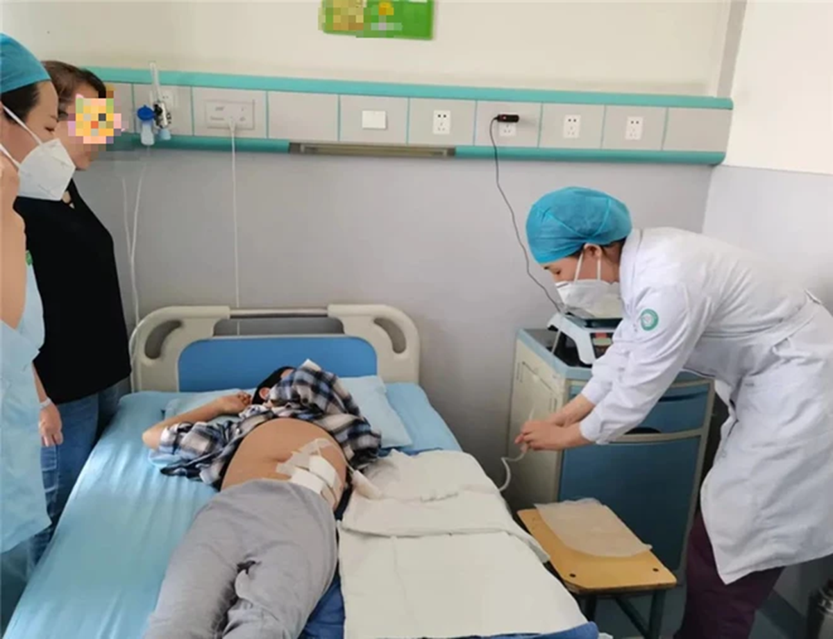 B&eacute; trai 8 tuổi nhập viện nguy kịch v&igrave; hay được bố mẹ cho uống thứ nước "vạn người m&ecirc;" - Ảnh 1.