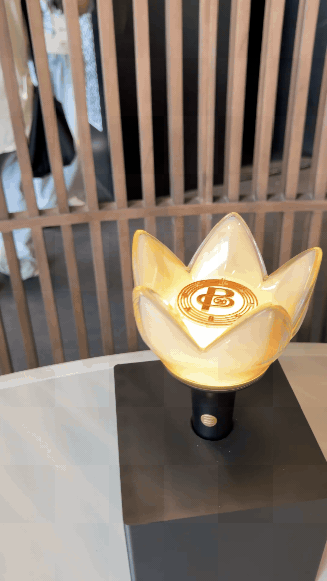 B&ecirc;n trong pop-up store BIGBANG hot nhất l&uacute;c n&agrave;y tại H&agrave; Nội: V.I.P xếp h&agrave;ng d&agrave;i cả c&acirc;y số, lightstick 20 năm lung linh cỡ n&agrave;y- Ảnh 6.
