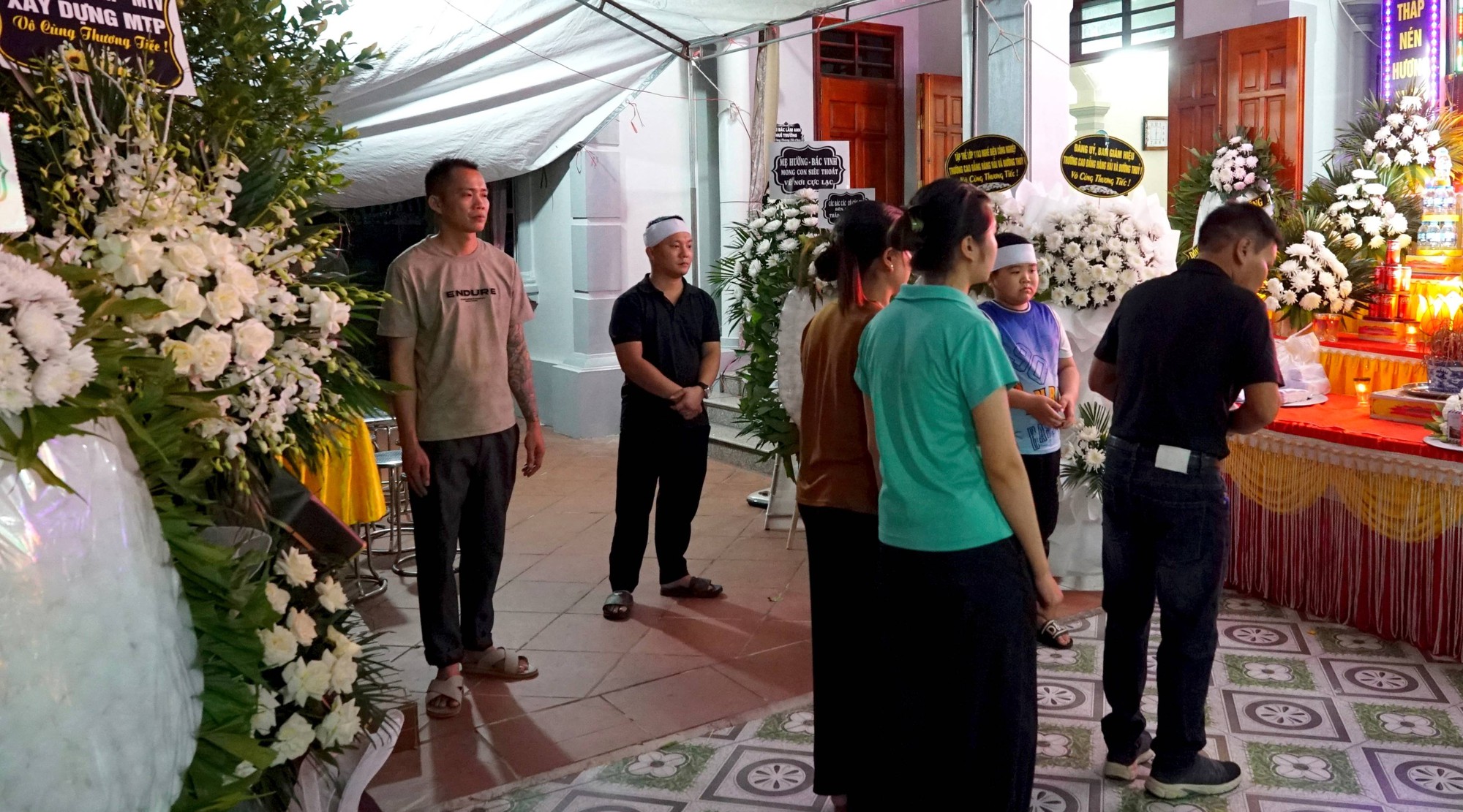 Bố của nam sinh nghi bị bạn đ&aacute;nh tử vong ở Hải Ph&ograve;ng: &ldquo;16 năm nu&ocirc;i con vậy m&agrave;&hellip;&rdquo;- Ảnh 2.