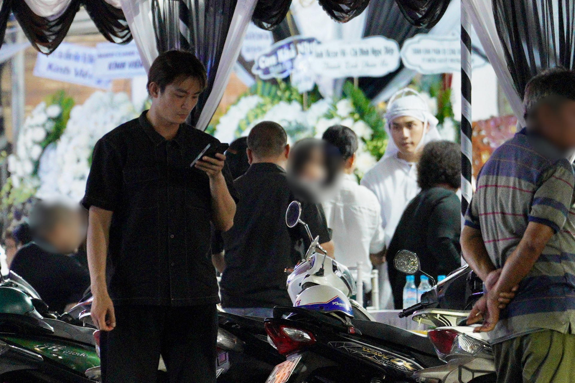 V&otilde; Điền Gia Huy bật kh&oacute;c đưa tiễn mẹ về nơi an nghỉ, T&oacute;c Ti&ecirc;n v&agrave; c&aacute;c đồng nghiệp c&oacute; mặt chia buồn- Ảnh 6.