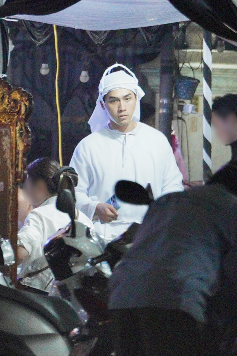 V&otilde; Điền Gia Huy bật kh&oacute;c đưa tiễn mẹ về nơi an nghỉ, T&oacute;c Ti&ecirc;n v&agrave; c&aacute;c đồng nghiệp c&oacute; mặt chia buồn- Ảnh 2.