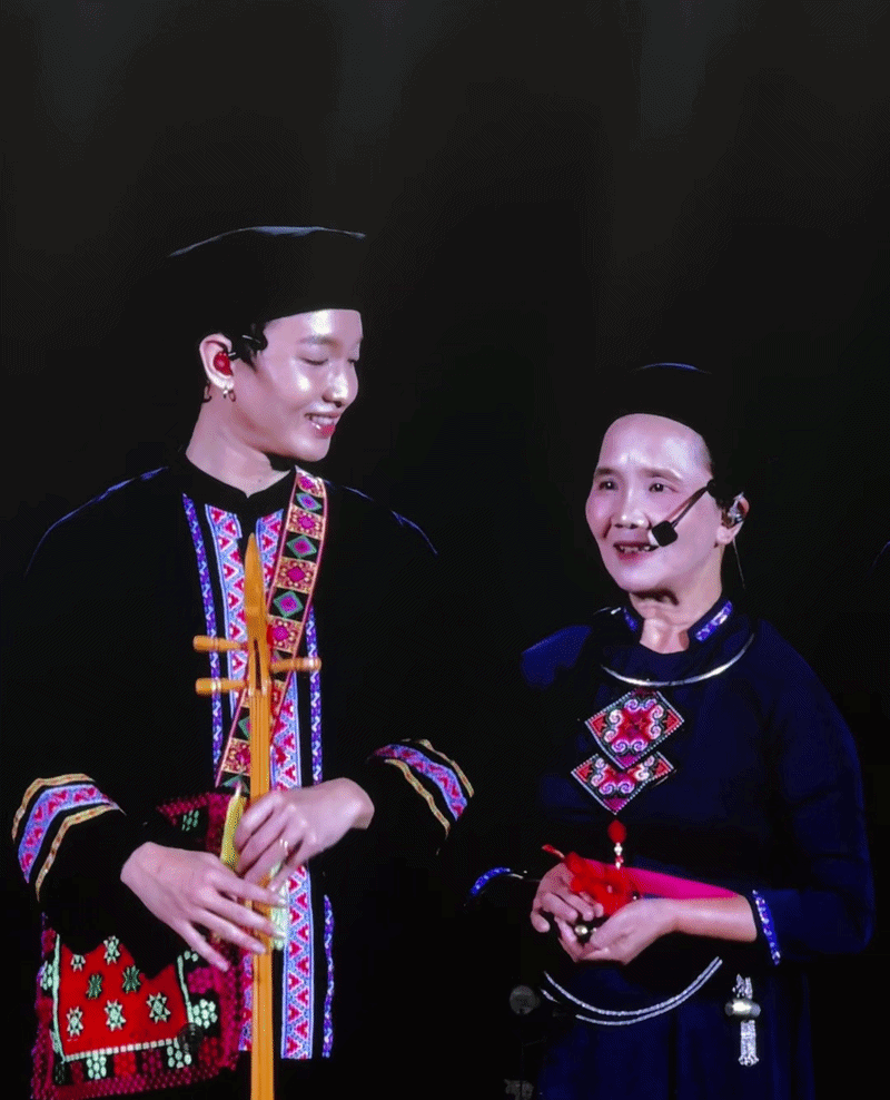 PGS.TS ngành Hóa học gây sốt tại concert Anh Trai Vượt Ngàn Chông Gai - Ảnh 1.