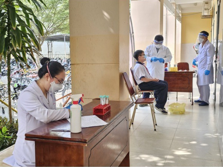 4 học sinh mắc n&atilde;o m&ocirc; cầu, 1 em tử vong: Căn bệnh c&oacute; thể diễn biến nguy kịch chỉ sau v&agrave;i giờ, cha mẹ cần nhận biết dấu hiệu n&agrave;y - Ảnh 1.
