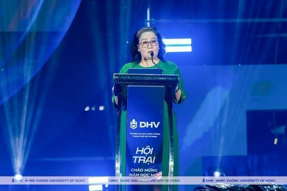 Sinh viên DHV “cháy” hết mình cùng dàn nghệ sĩ, khởi đầu năm học mới bằng một hành trình đáng nhớ- Ảnh 4.
