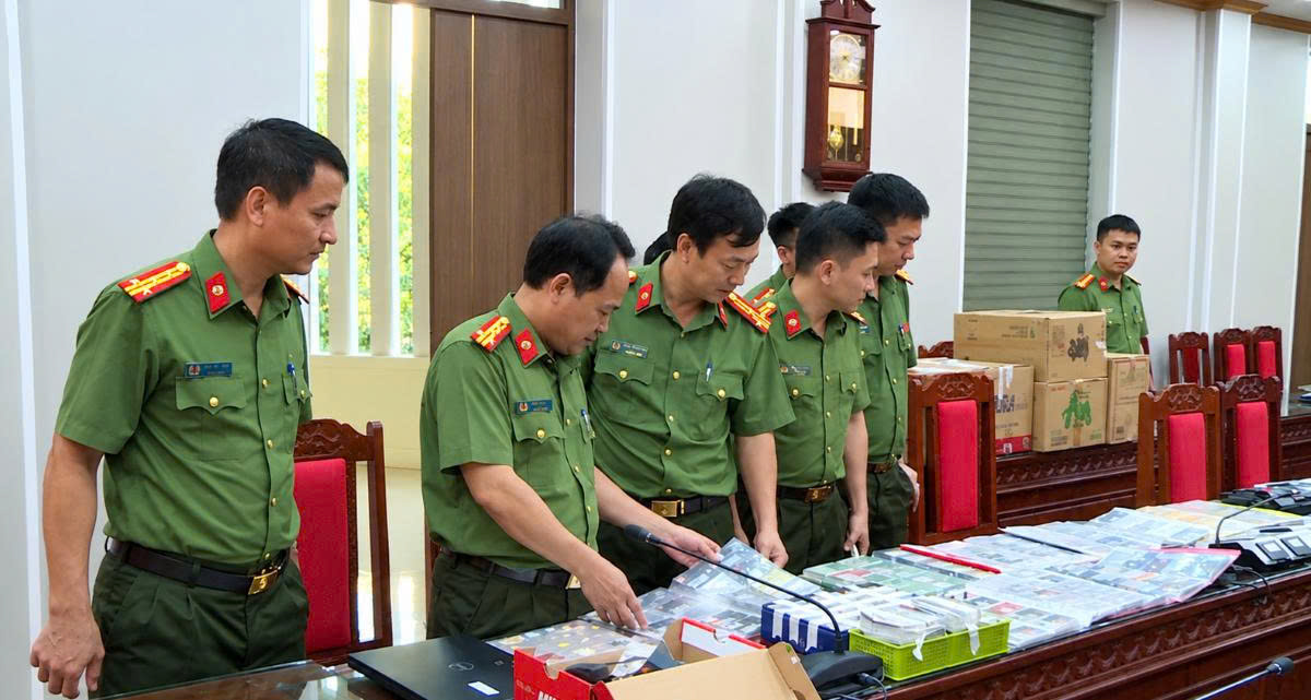 Ph&aacute;t hiện giao dịch r&uacute;t tiền rất lớn: C&ocirc;ng an đồng loạt triệu tập 30 người tại Thanh H&oacute;a, H&agrave; Nội để điều tra - Ảnh 1.