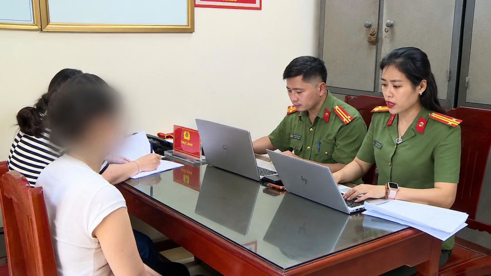 Ph&aacute;t hiện giao dịch r&uacute;t tiền rất lớn: C&ocirc;ng an đồng loạt triệu tập 30 người tại Thanh H&oacute;a, H&agrave; Nội để điều tra - Ảnh 2.