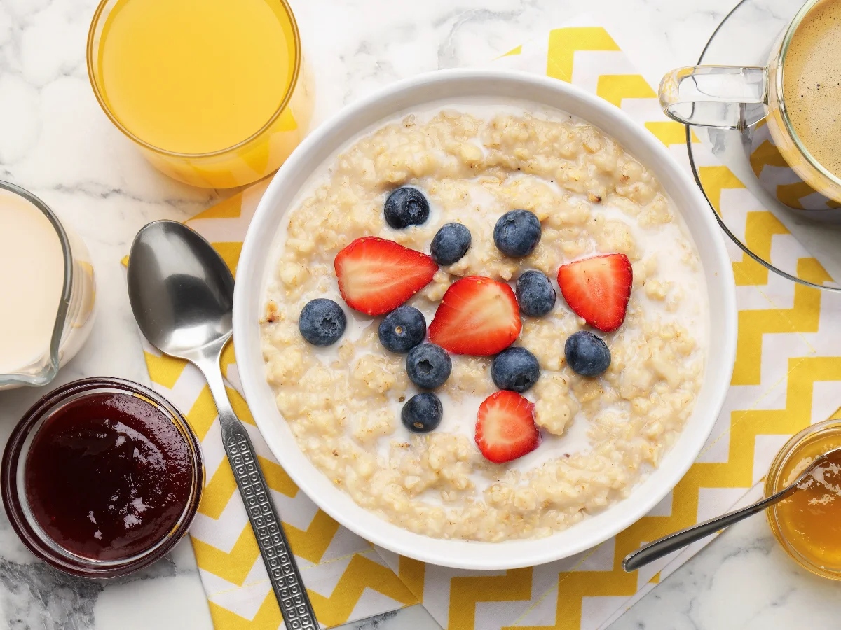 Trường Y Harvard c&ocirc;ng bố 11 loại thực phẩm tuyệt vời gi&uacute;p giảm cholesterol xấu: C&agrave; t&iacute;m, yến mạch v&agrave; c&aacute;c loại đậu đều c&oacute; mặt - Ảnh 2.