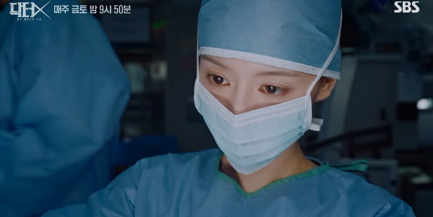 Phim H&agrave;n vạch trần vụ &aacute;n y khoa r&uacute;ng động MXH: B&aacute;c sĩ "k&yacute; t&ecirc;n" l&ecirc;n bệnh nh&acirc;n, chuyện g&igrave; thế n&agrave;y?- Ảnh 1.