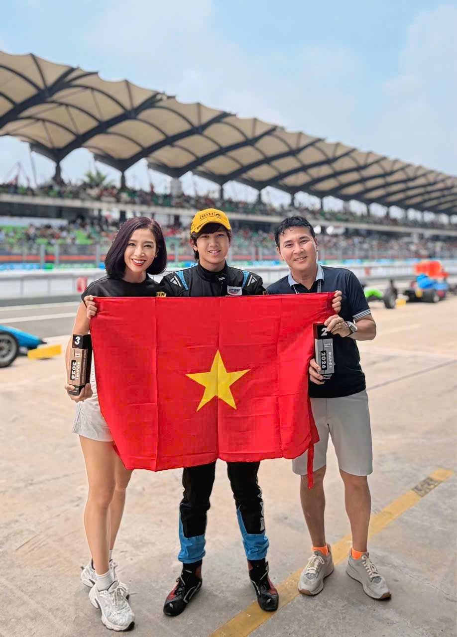 Qu&yacute; tử 17 tuổi của Hoa kh&ocirc;i Việt gi&agrave;nh &Aacute; qu&acirc;n đua xe quốc tế: Ngoại h&igrave;nh điển trai, profile học vấn khủng- Ảnh 5.