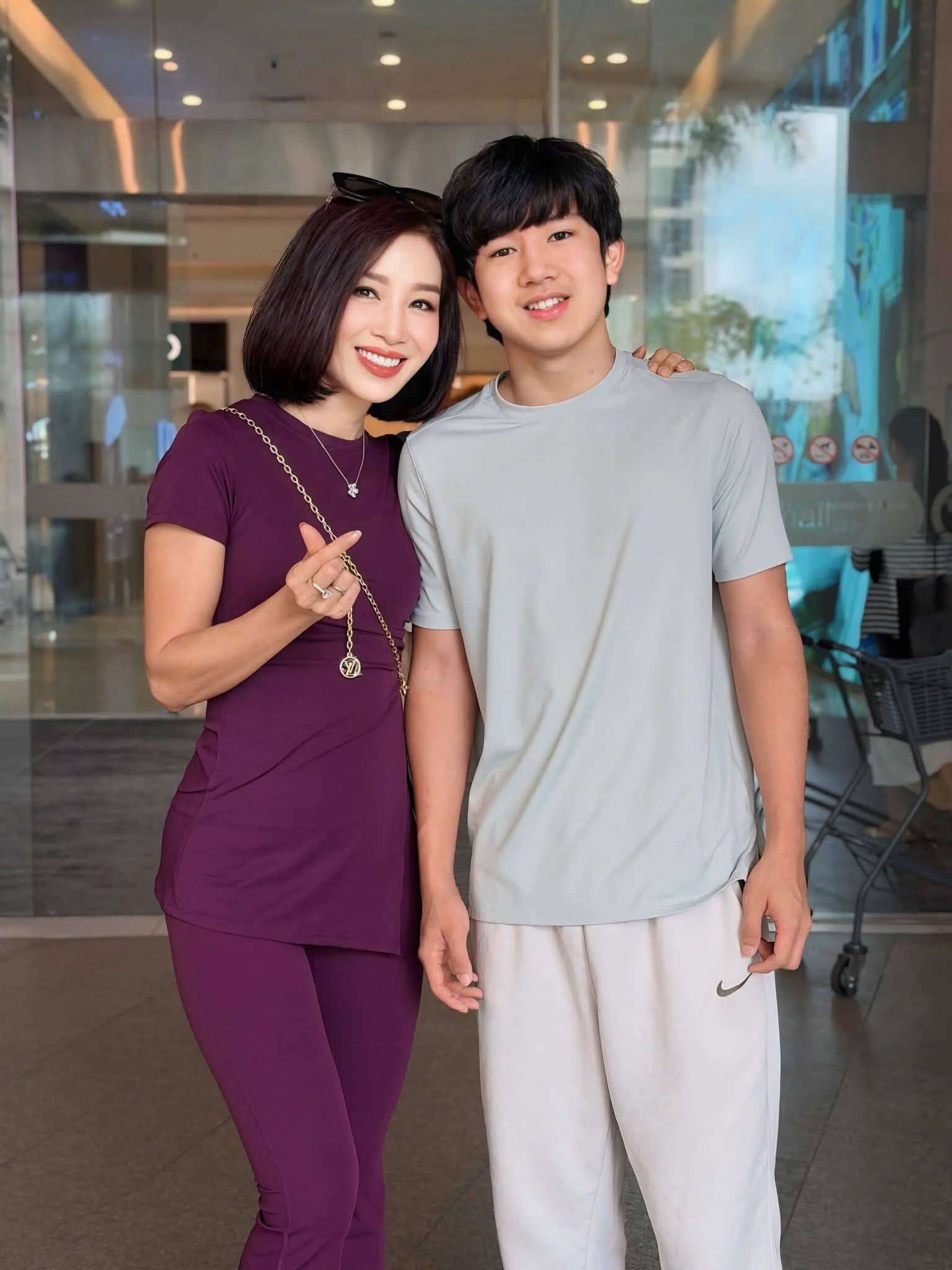 Qu&yacute; tử 17 tuổi của Hoa kh&ocirc;i Việt gi&agrave;nh &Aacute; qu&acirc;n đua xe quốc tế: Ngoại h&igrave;nh điển trai, profile học vấn khủng- Ảnh 1.