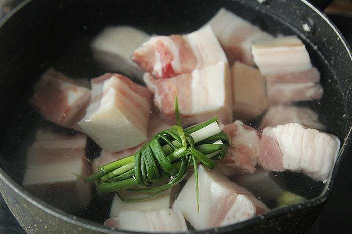 Đ&acirc;y l&agrave; c&aacute;ch nấu thịt ba chỉ kho ngon nhất: Kh&ocirc;ng cần th&ecirc;m một giọt nước n&agrave;o m&agrave; m&agrave;u đỏ b&oacute;ng v&agrave; mềm ngon - Ảnh 2.