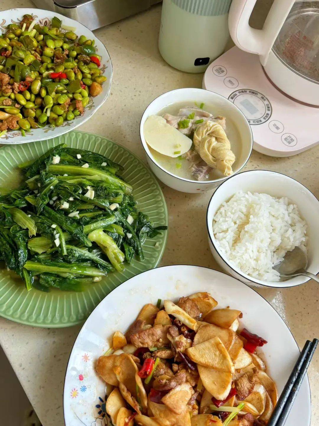 Đặt đồ ăn hết 15,4 triệu/th&aacute;ng, d&acirc;n văn ph&ograve;ng đ&agrave;nh chi 5-7 triệu thu&ecirc; người tới tận nh&agrave; nấu cơm - Ảnh 1.