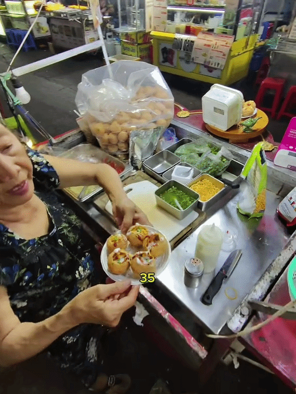&ldquo;Đừng ăn, đừng ăn!&rdquo;: Kh&aacute;ch T&acirc;y xịt nước rửa ch&eacute;n l&ecirc;n b&aacute;nh v&igrave; tưởng l&agrave; nước chanh khiến chủ qu&aacute;n lẫn chị b&aacute;n v&eacute; số cuống cuồng ngăn cản- Ảnh 1.