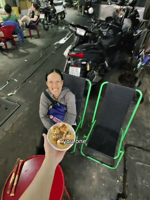 &ldquo;Đừng ăn, đừng ăn!&rdquo;: Kh&aacute;ch T&acirc;y xịt nước rửa ch&eacute;n l&ecirc;n b&aacute;nh v&igrave; tưởng l&agrave; nước chanh khiến chủ qu&aacute;n lẫn chị b&aacute;n v&eacute; số cuống cuồng ngăn cản- Ảnh 3.