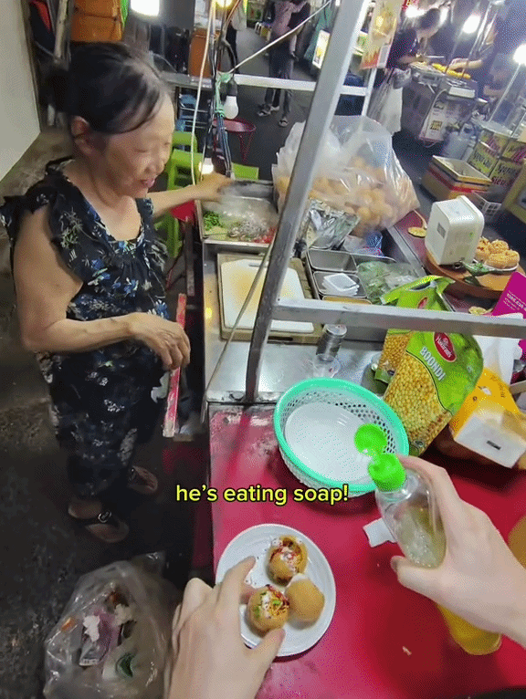 &ldquo;Đừng ăn, đừng ăn!&rdquo;: Kh&aacute;ch T&acirc;y xịt nước rửa ch&eacute;n l&ecirc;n b&aacute;nh v&igrave; tưởng l&agrave; nước chanh khiến chủ qu&aacute;n lẫn chị b&aacute;n v&eacute; số cuống cuồng ngăn cản- Ảnh 4.