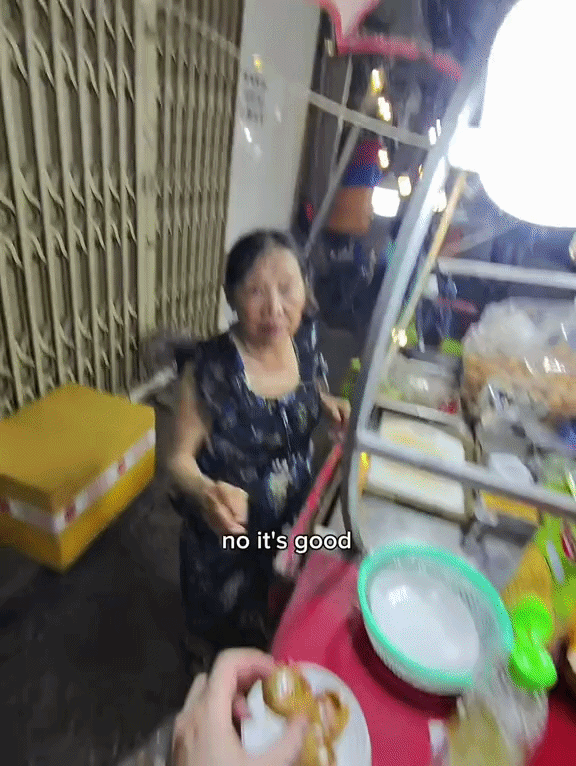 &ldquo;Đừng ăn, đừng ăn!&rdquo;: Kh&aacute;ch T&acirc;y xịt nước rửa ch&eacute;n l&ecirc;n b&aacute;nh v&igrave; tưởng l&agrave; nước chanh khiến chủ qu&aacute;n lẫn chị b&aacute;n v&eacute; số cuống cuồng ngăn cản- Ảnh 5.