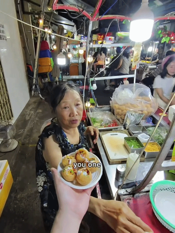 &ldquo;Đừng ăn, đừng ăn!&rdquo;: Kh&aacute;ch T&acirc;y xịt nước rửa ch&eacute;n l&ecirc;n b&aacute;nh v&igrave; tưởng l&agrave; nước chanh khiến chủ qu&aacute;n lẫn chị b&aacute;n v&eacute; số cuống cuồng ngăn cản- Ảnh 2.