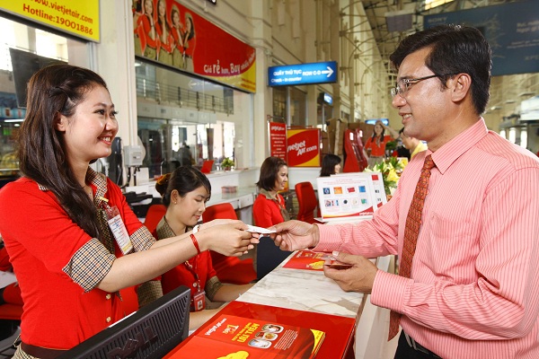 C&acirc;u hỏi Ai L&agrave; Triệu Ph&uacute; khiến ai đi m&aacute;y bay cũng giật m&igrave;nh: &ldquo;Nước mắm hay dầu tr&agrave;m mới l&agrave; h&agrave;ng h&oacute;a nguy hiểm?&rdquo;- Ảnh 4.
