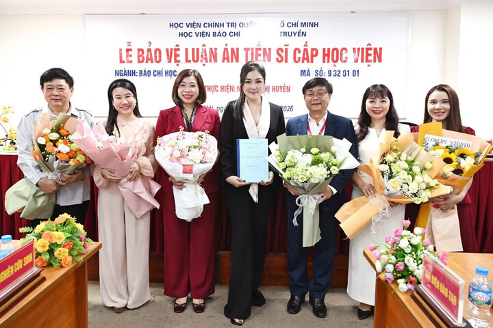 2 Hoa hậu Việt Nam c&oacute; bằng tiến sĩ đều l&agrave; mẹ 3 con l&agrave; ai?- Ảnh 2.