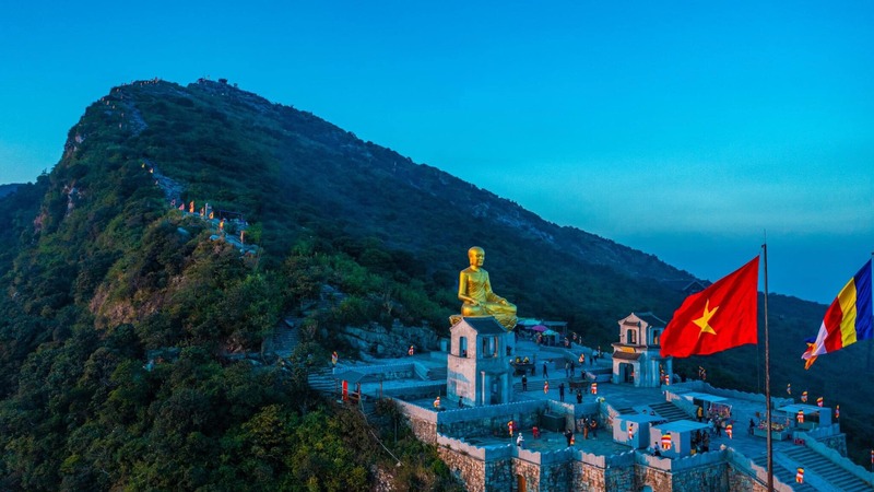 Việt Nam c&oacute; ngọn n&uacute;i nơi một vị vua từ bỏ ngai v&agrave;ng để l&ecirc;n tu, nay đ&atilde; l&agrave; Di sản Thế giới được UNESCO ghi danh- Ảnh 8.
