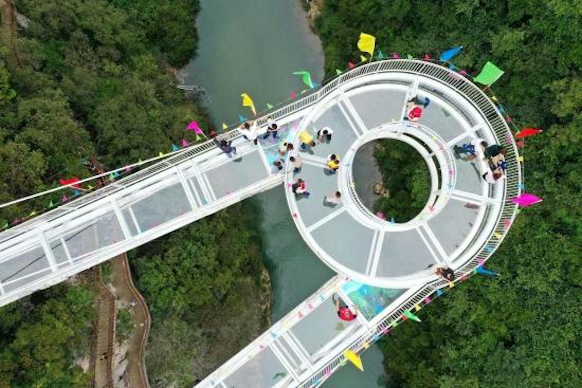 Đang đi tr&ecirc;n cầu k&iacute;nh tại khu du lịch nổi tiếng, một người ph&aacute;t hiện 3 điểm kh&aacute;c lạ: Ch&iacute;nh quyền v&agrave;o cuộc - Ảnh 5.