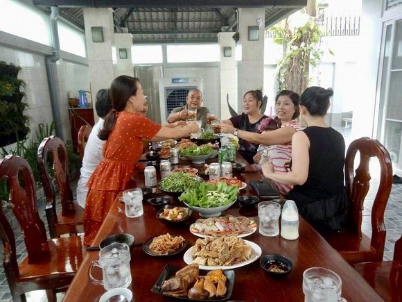 Nam nghệ sĩ đ&igrave;nh đ&aacute;m bỏ showbiz đi b&aacute;n qu&aacute;n nhậu ở đường Nguyễn Hữu Cảnh, gi&uacute;p vợ NSND thăng tiến- Ảnh 2.