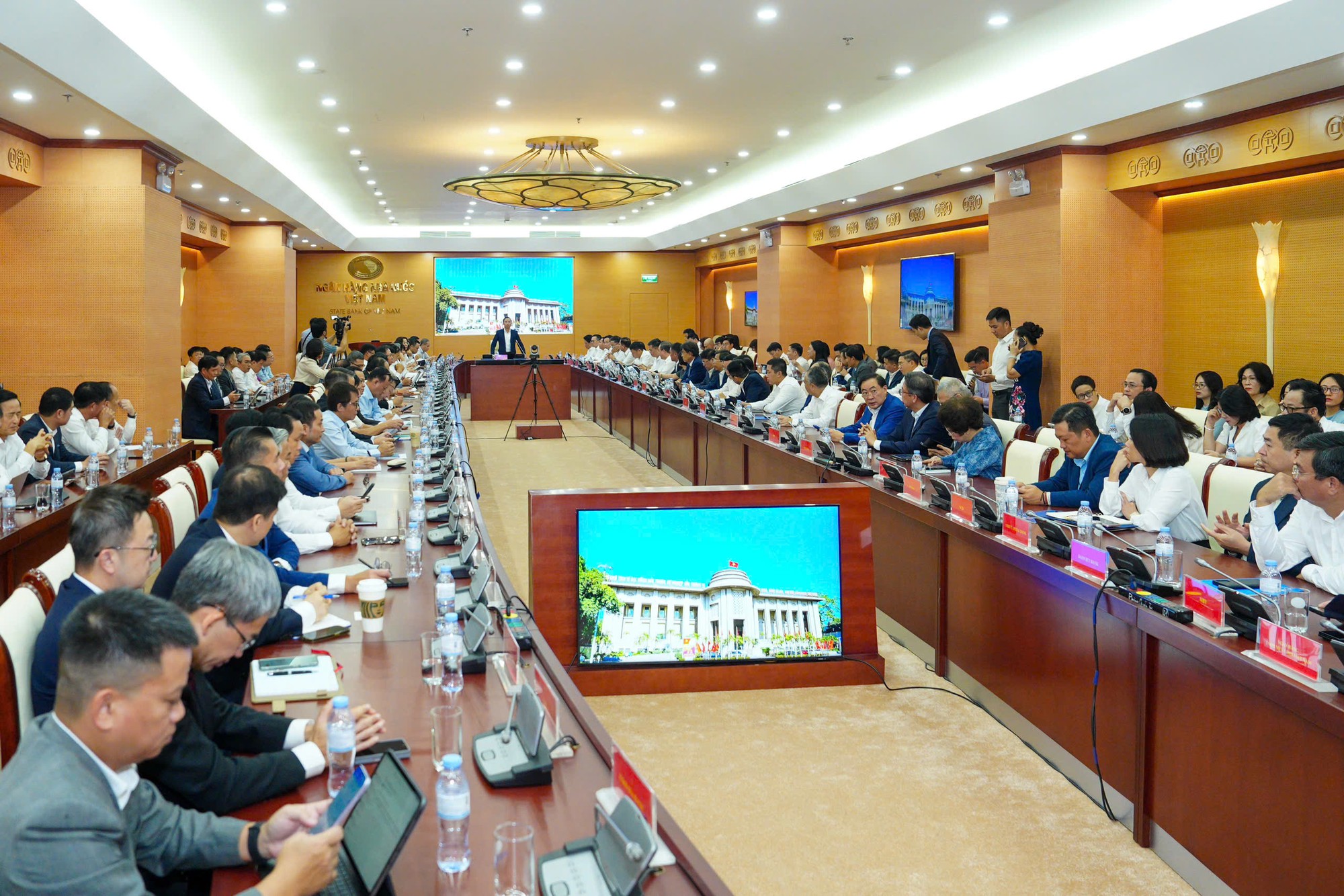 Agribank, Vietcombank, BIDV, ACB, LPBank, VietBank đồng loạt giảm l&atilde;i suất cho vay - Ảnh 1.