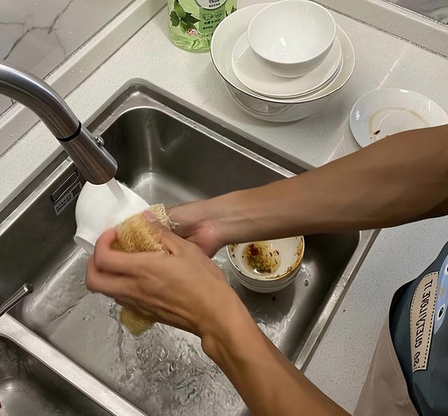 Một người rửa bát, cả nhà ung thư? Bác sĩ nhắc nhở 5 sai lầm khi rửa bát đang "gieo rắc" bệnh tật - Ảnh 2.