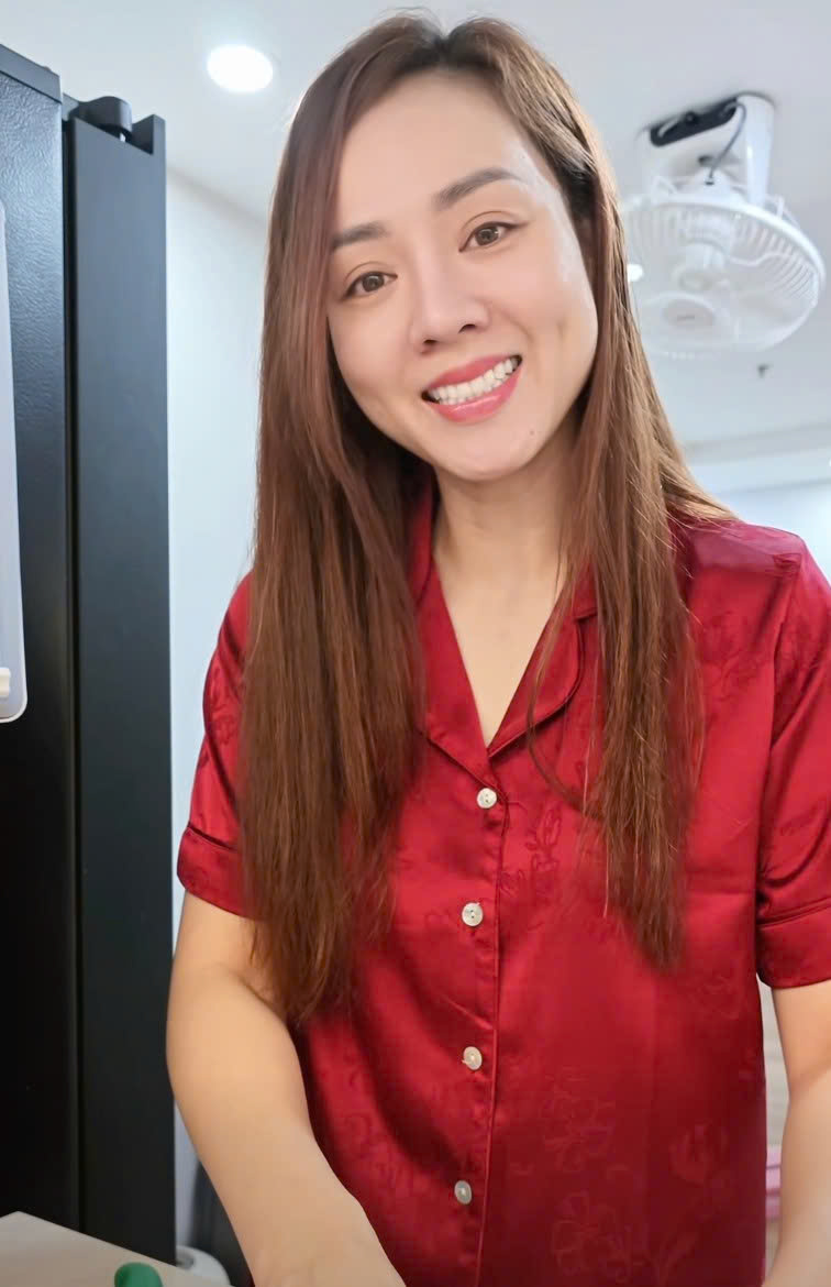 Vợ k&eacute;m 15 tuổi của NSND C&ocirc;ng L&yacute; n&oacute;i thẳng về mối quan hệ với con ri&ecirc;ng của chồng- Ảnh 1.