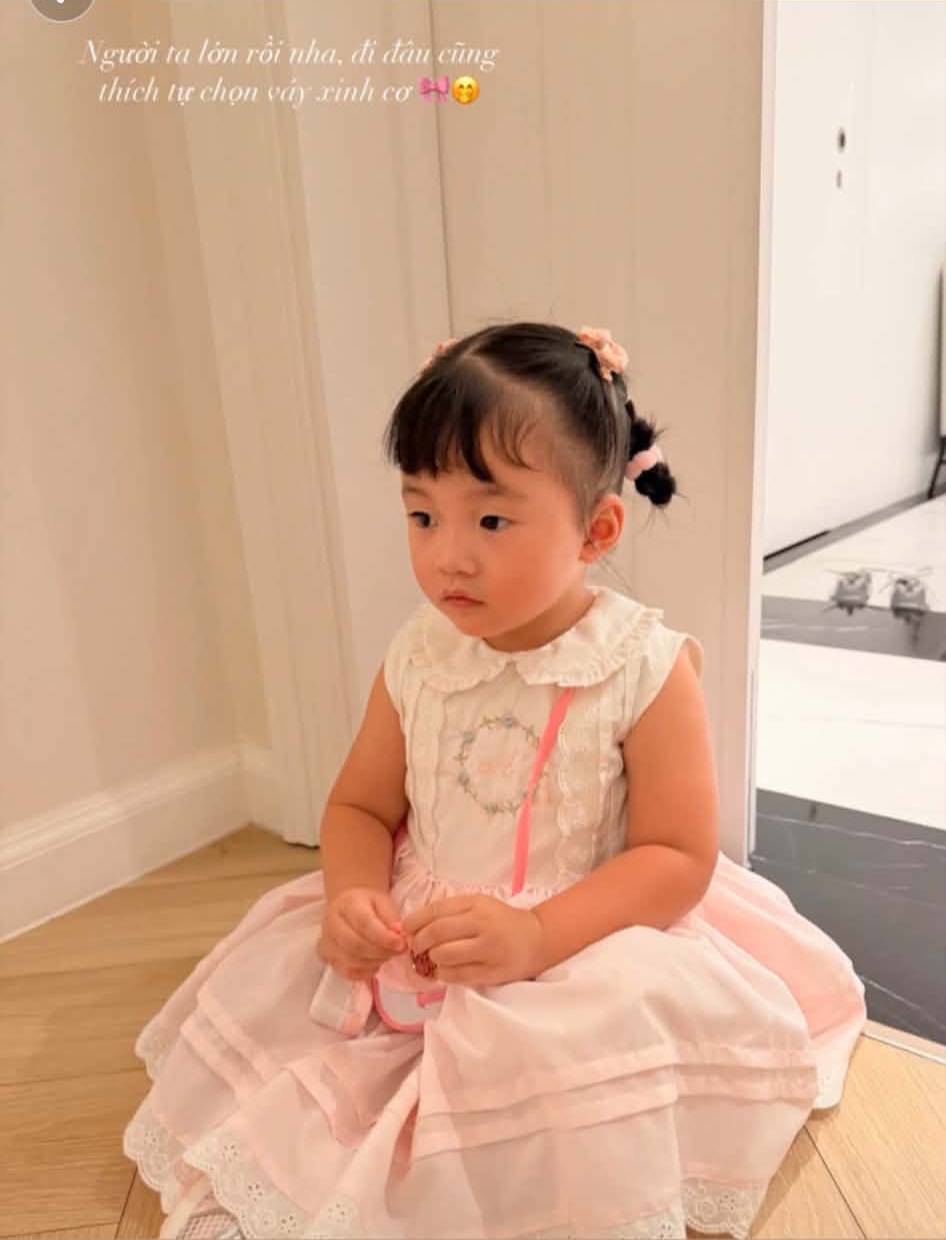 Con g&aacute;i &uacute;t của Hoa hậu Đặng Thu Thảo hiếm hoi l&ecirc;n s&oacute;ng, vẻ ngo&agrave;i xinh đẹp khiến d&acirc;n t&igrave;nh trầm trồ- Ảnh 1.