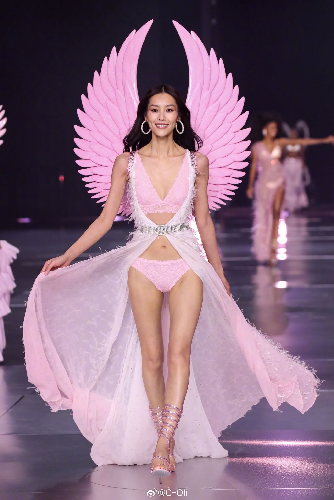 Xin v&iacute;a Tỉnh B&aacute;ch Nhi&ecirc;n c&oacute; bạn g&aacute;i "ate" trọn s&agrave;n diễn Victoria's Secret Fashion Show 2026!- Ảnh 6.