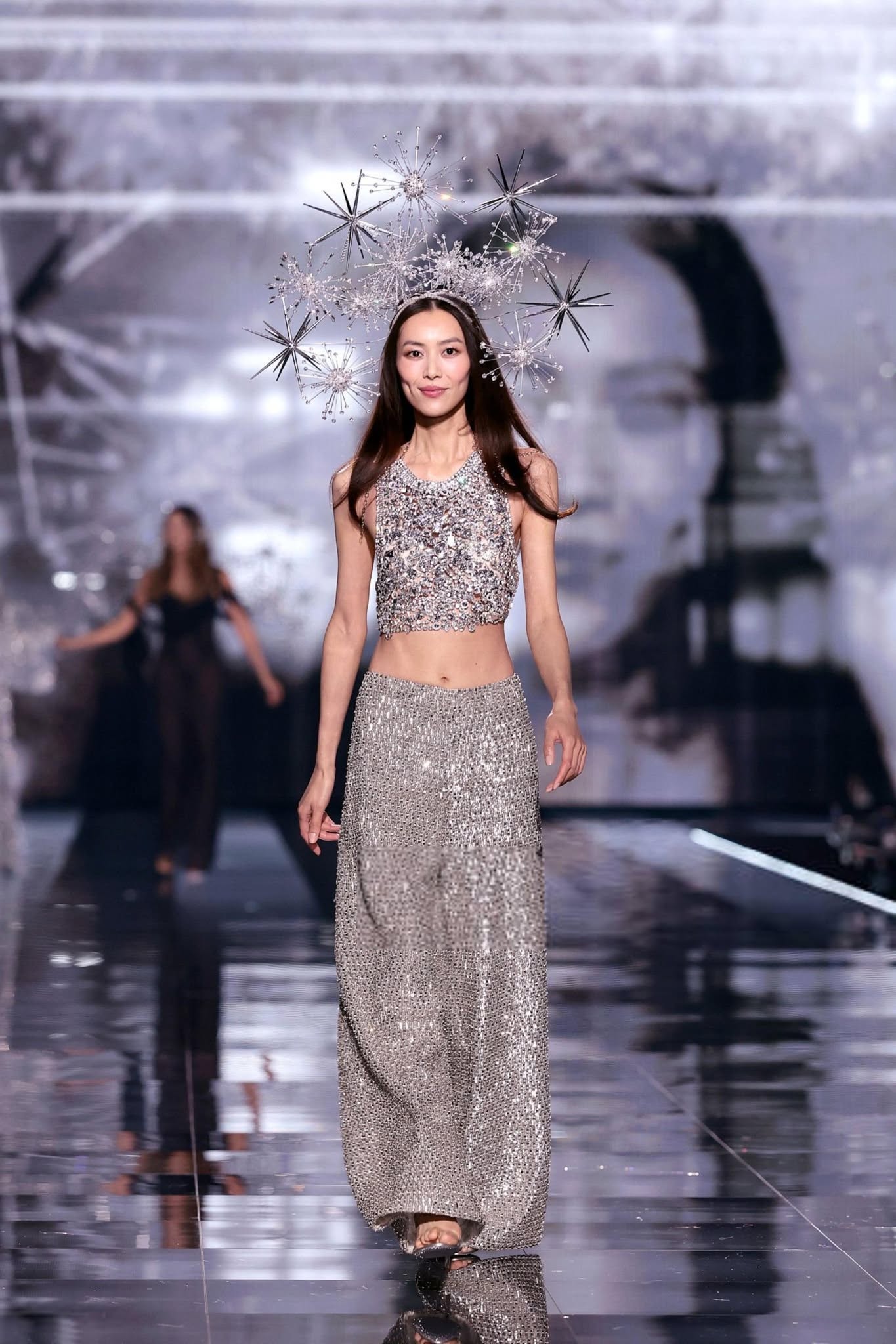 Xin v&iacute;a Tỉnh B&aacute;ch Nhi&ecirc;n c&oacute; bạn g&aacute;i "ate" trọn s&agrave;n diễn Victoria's Secret Fashion Show 2026!- Ảnh 5.