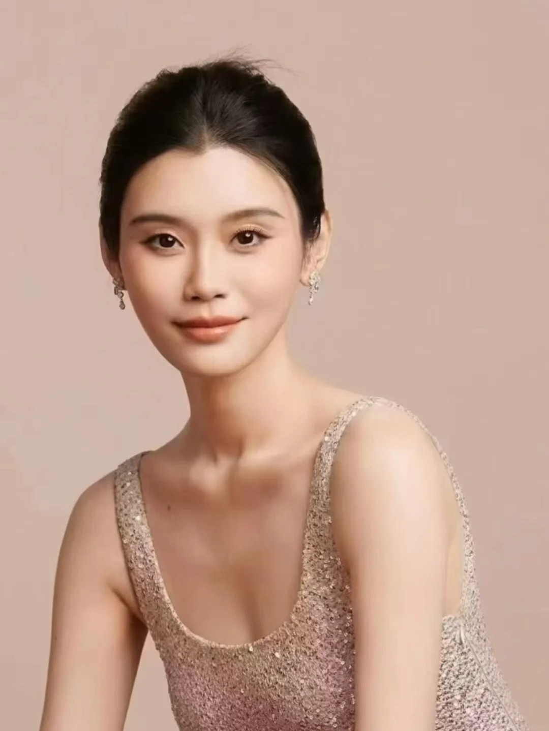 Hề Mộng Dao thay đổi diện mạo sau khi l&agrave;m d&acirc;u h&agrave;o m&ocirc;n: Từ thần th&aacute;i sắc lạnh đến vẻ đầy đặn ph&uacute; qu&yacute;, ngọt ng&agrave;o- Ảnh 3.