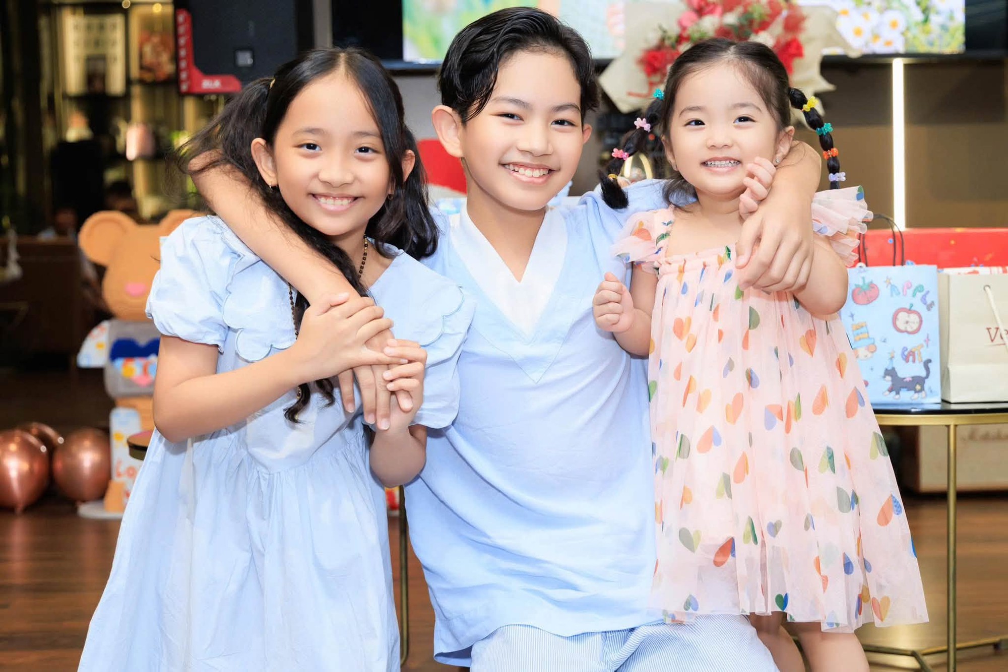 Hai n&agrave;ng c&ocirc;ng ch&uacute;a nh&agrave; Kh&aacute;nh Thi - Phan Hiển: Chị dịu d&agrave;ng, em l&eacute;m lỉnh- Ảnh 7.