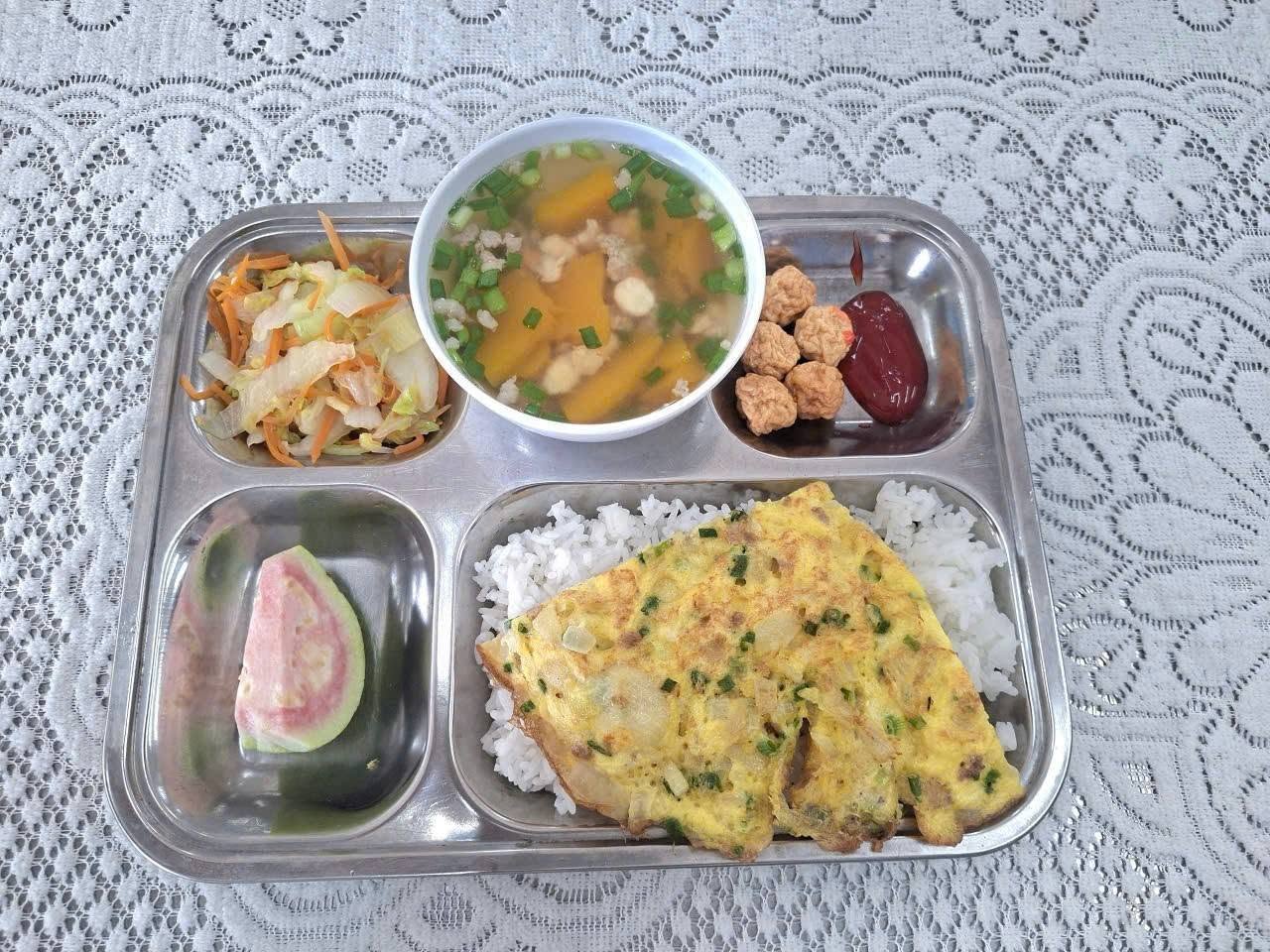 Nh&igrave;n loạt h&igrave;nh ảnh suất ăn b&aacute;n tr&uacute; của trường ở TP.HCM m&agrave; xu&yacute;t xoa: 10 điểm kh&ocirc;ng c&oacute; nhưng!- Ảnh 1.