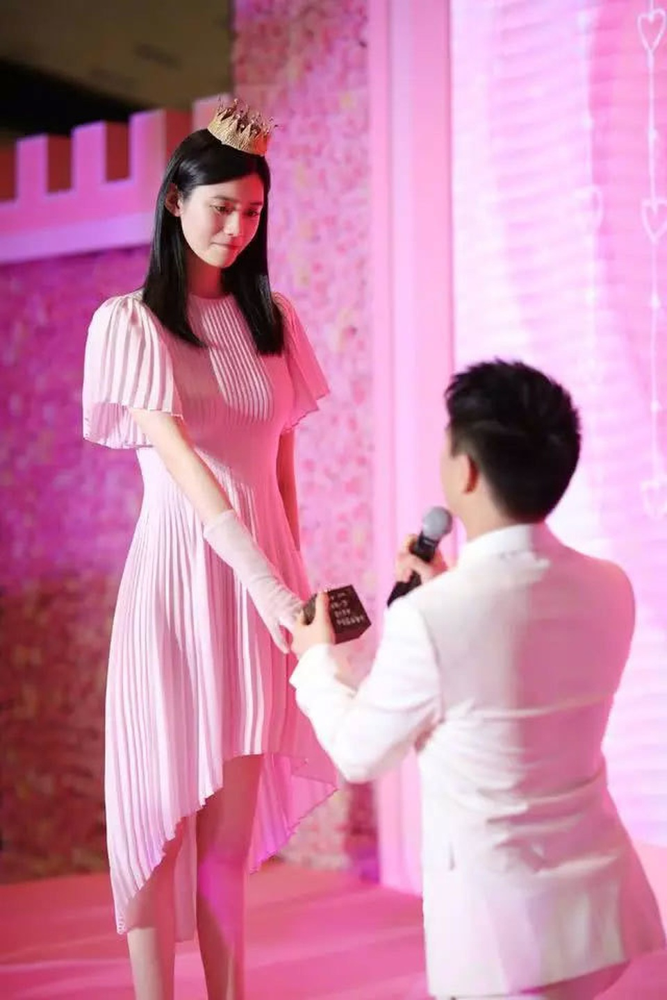 Hề Mộng Dao sau c&uacute; ng&atilde; "qu&ecirc; độ" 9 năm trước: Ng&atilde; thẳng v&agrave;o h&agrave;o m&ocirc;n, t&aacute;i xuất Victoria's Secret Fashion Show huy ho&agrave;ng hơn bao giờ hết!- Ảnh 5.