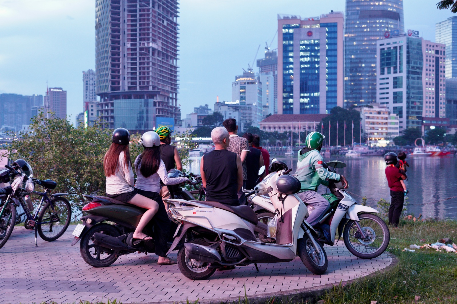 Người d&acirc;n TPHCM đổ về Bến Bạch Đằng, trầm trồ trước cảnh tượng chưa từng thấy- Ảnh 9.