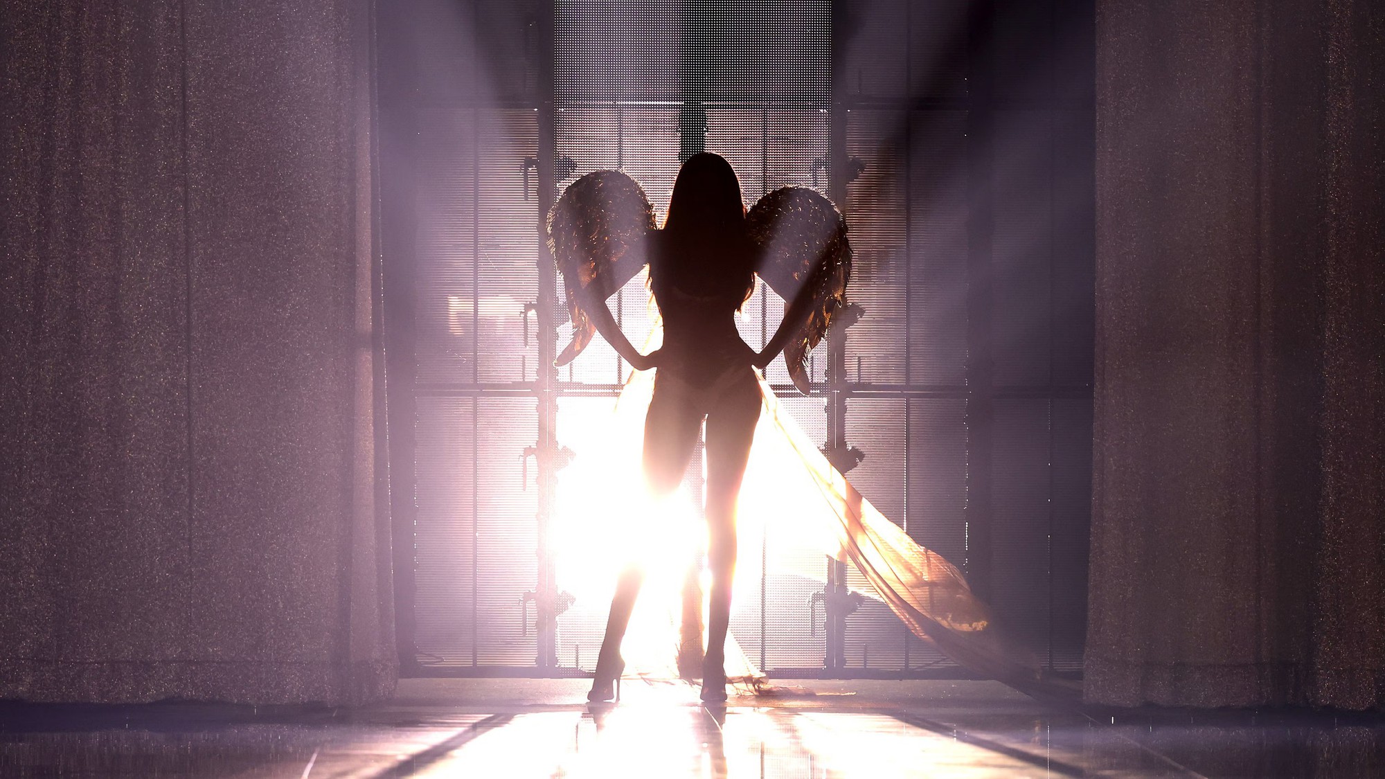 Người mẫu Victoria’s Secret được trả bao nhiêu tiền cho mỗi lần sải bước trên runway?- Ảnh 2.