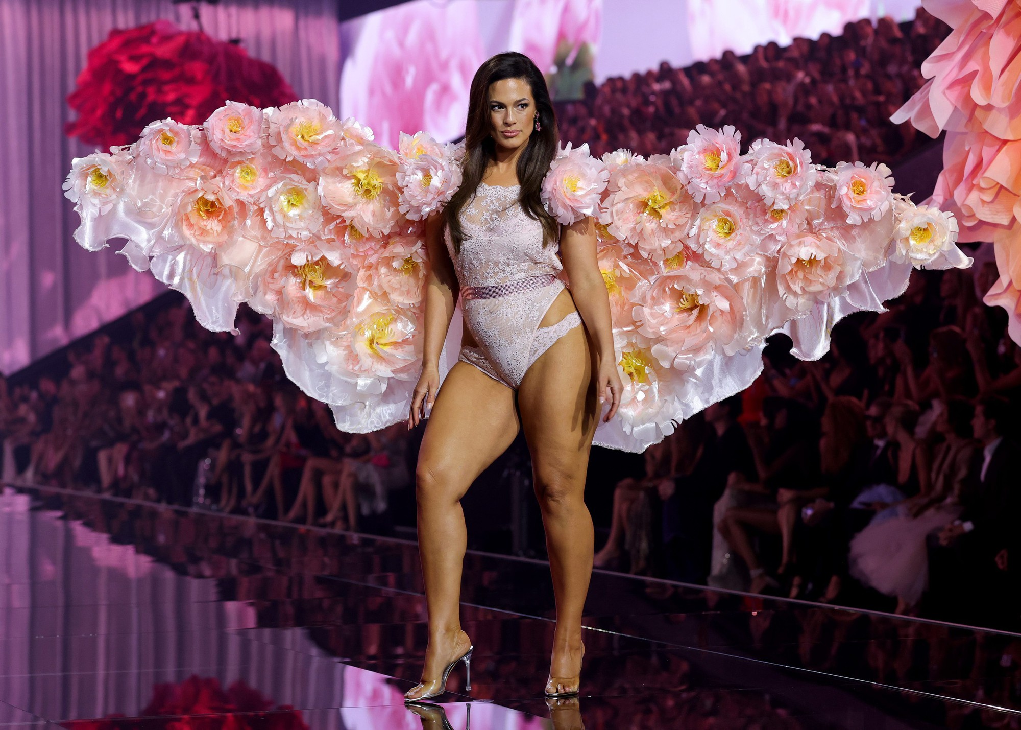 Những bà mẹ quyền lực của Victoria's Secret: Người vừa sinh con, người nuôi dạy ba con nhỏ- Ảnh 4.