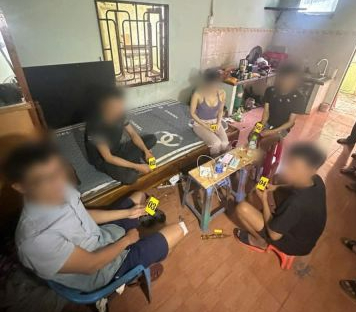 Khám xét khẩn cấp xưởng kính lúc 10 giờ 05 phút: Công an bắt giữ 5 nam nữ- Ảnh 1.
