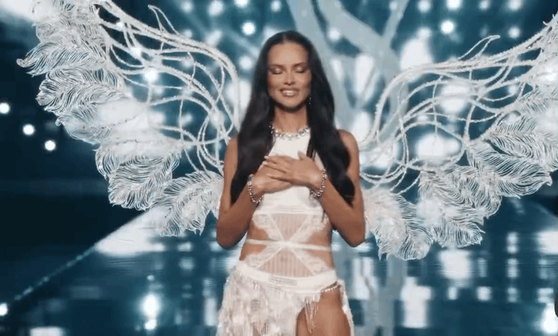 Từ c&ocirc; g&aacute;i su&yacute;t th&agrave;nh nữ tu, Adriana Lima m&atilde;i l&agrave; biểu tượng vĩnh cửu của Victoria's Secret- Ảnh 19.