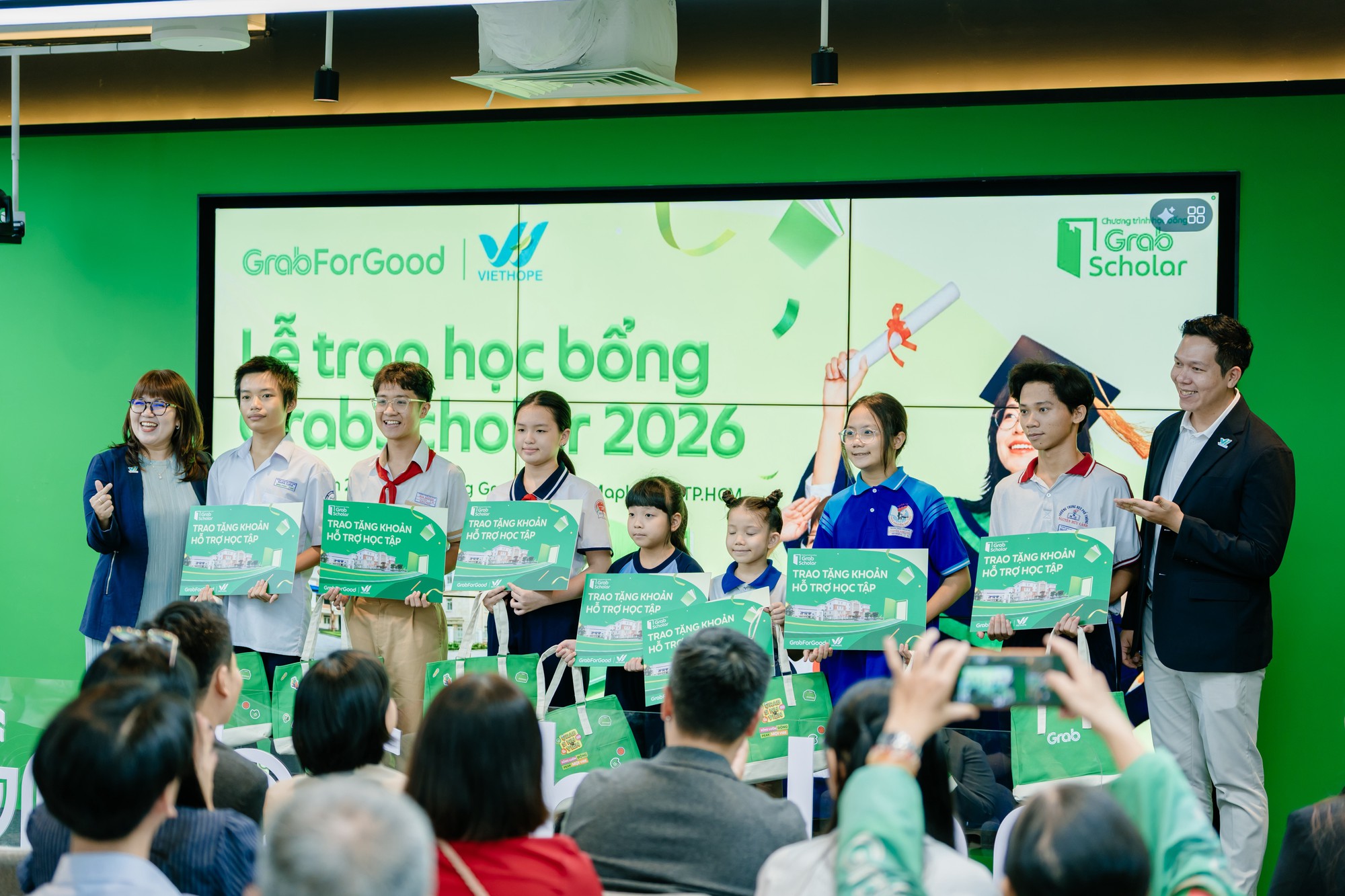 GrabScholar 2026 tiếp sức h&agrave;nh tr&igrave;nh học tập của hơn 300 học sinh, sinh vi&ecirc;n - Ảnh 2.