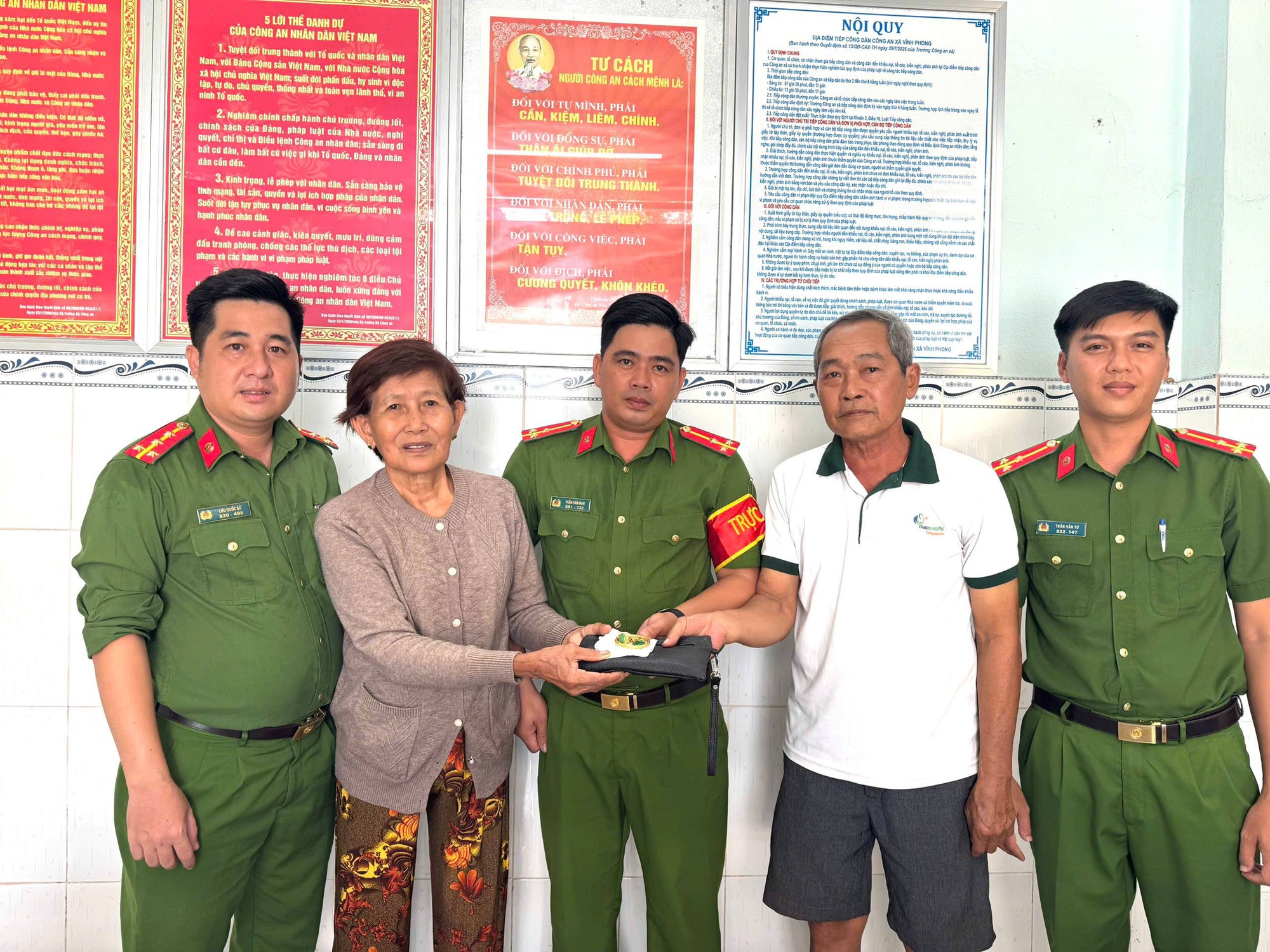 Công an xác minh 10 chỉ vàng 24K bọc giấy kẻ ô vuông rơi trên đường- Ảnh 1.