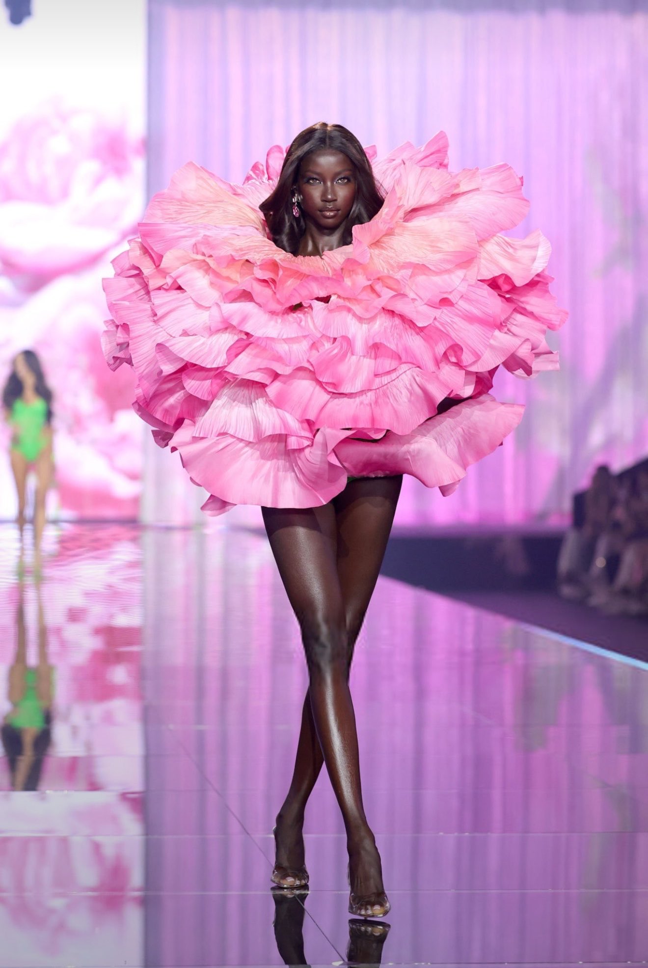 Cả thế giới đang cho&aacute;ng ngợp trước thi&ecirc;n thần Victoria's Secret n&agrave;y: "Vi&ecirc;n ngọc đen" đẹp như AI lập tr&igrave;nh, đổi đời ngoạn mục nhờ 1 bức ảnh- Ảnh 4.