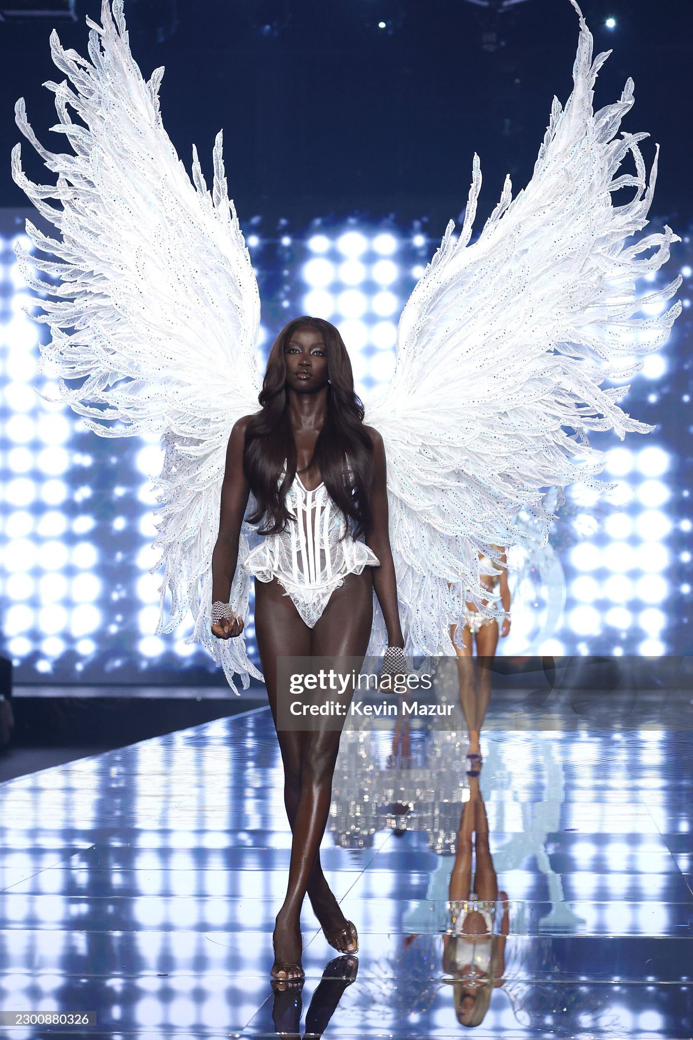 Cả thế giới đang cho&aacute;ng ngợp trước thi&ecirc;n thần Victoria's Secret n&agrave;y: "Vi&ecirc;n ngọc đen" đẹp như AI lập tr&igrave;nh, đổi đời ngoạn mục nhờ 1 bức ảnh- Ảnh 2.