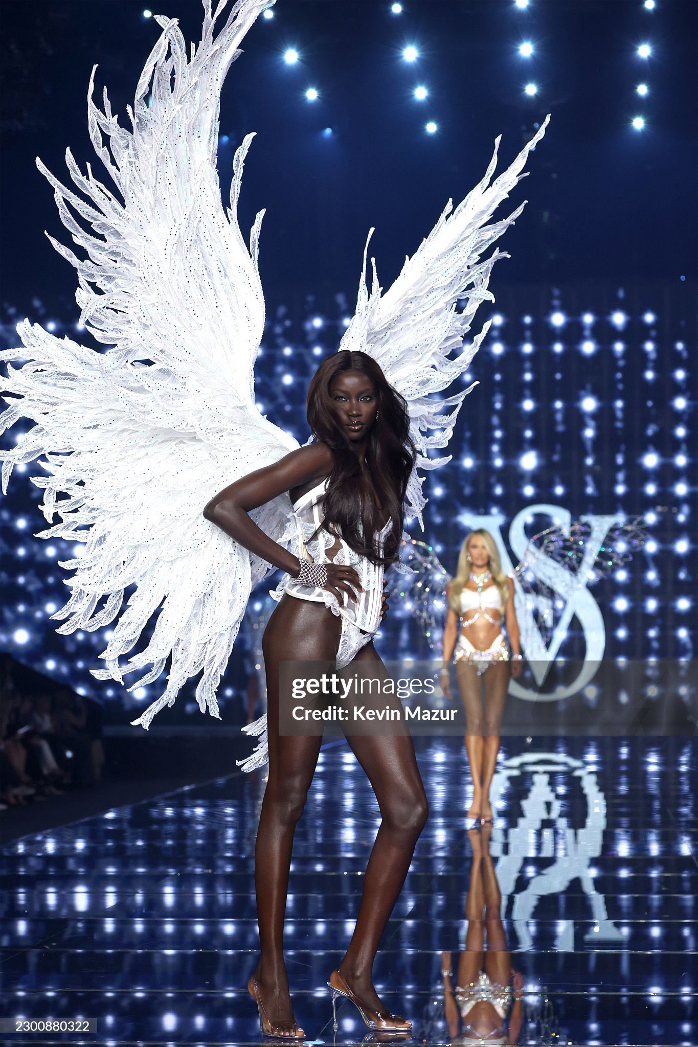Cả thế giới đang cho&aacute;ng ngợp trước thi&ecirc;n thần Victoria's Secret n&agrave;y: "Vi&ecirc;n ngọc đen" đẹp như AI lập tr&igrave;nh, đổi đời ngoạn mục nhờ 1 bức ảnh- Ảnh 1.