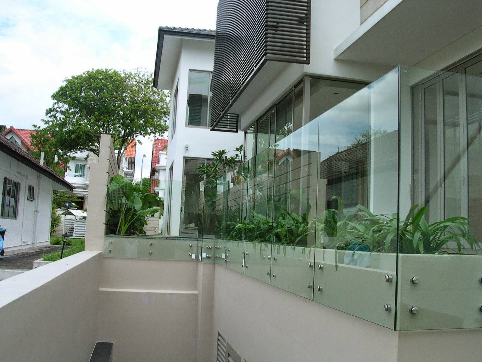 Lời khuyên cho gia đình làm lan can ban công bằng kính cường lực - Ảnh 2.
