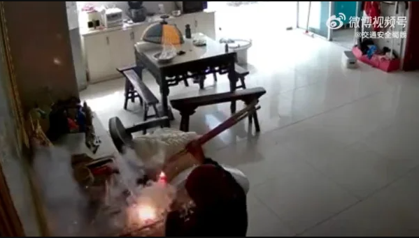 Cụ bà vừa châm lửa thắp 3 nén hương, sự việc kinh hoàng liền xảy ra - Ảnh 2.